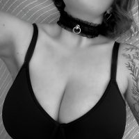 Dekoltee mit Brust und Halsband in schwarz-weiß