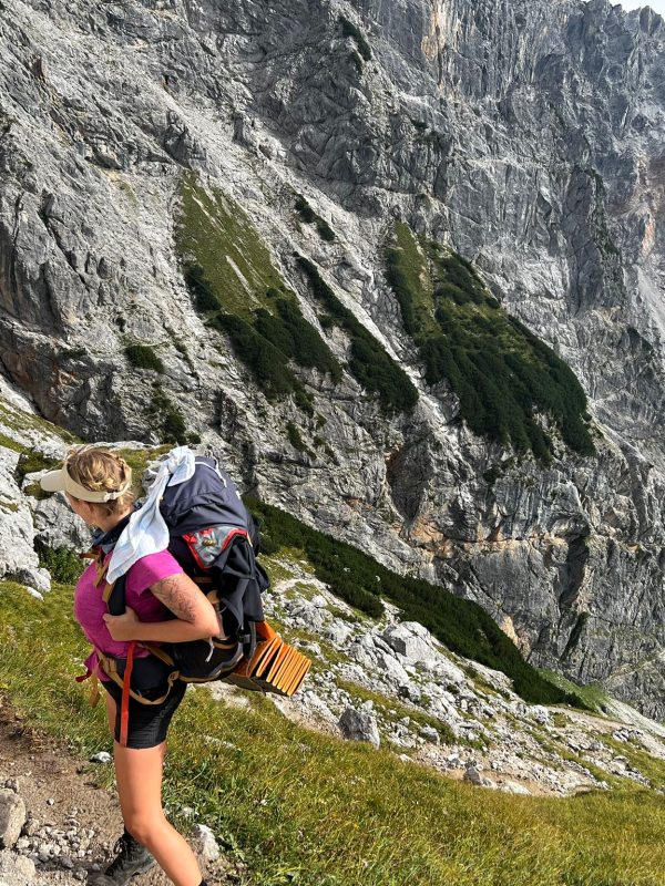 Wandern mit Rocksack und sportlicher Kleidung in schroffen grauen Felslandschaften